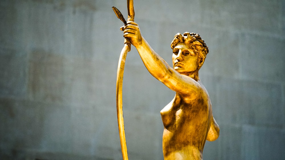 Mujer con estatua de flecha
