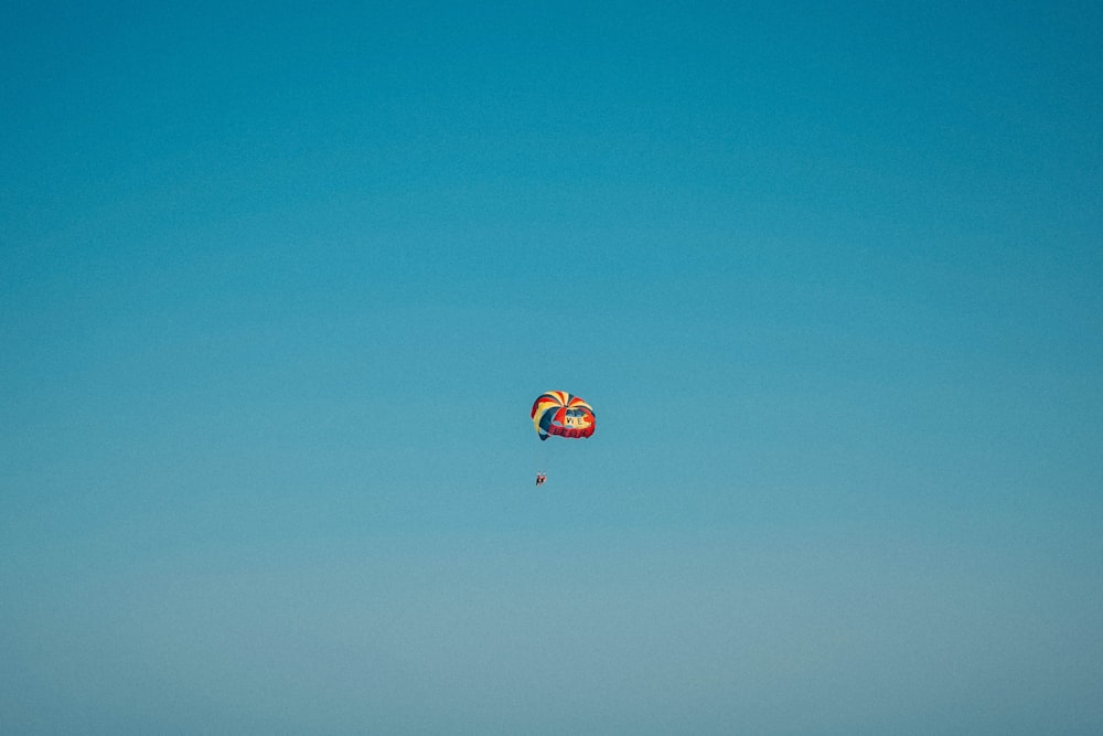 Paracaídas multicolor en el cielo durante el día