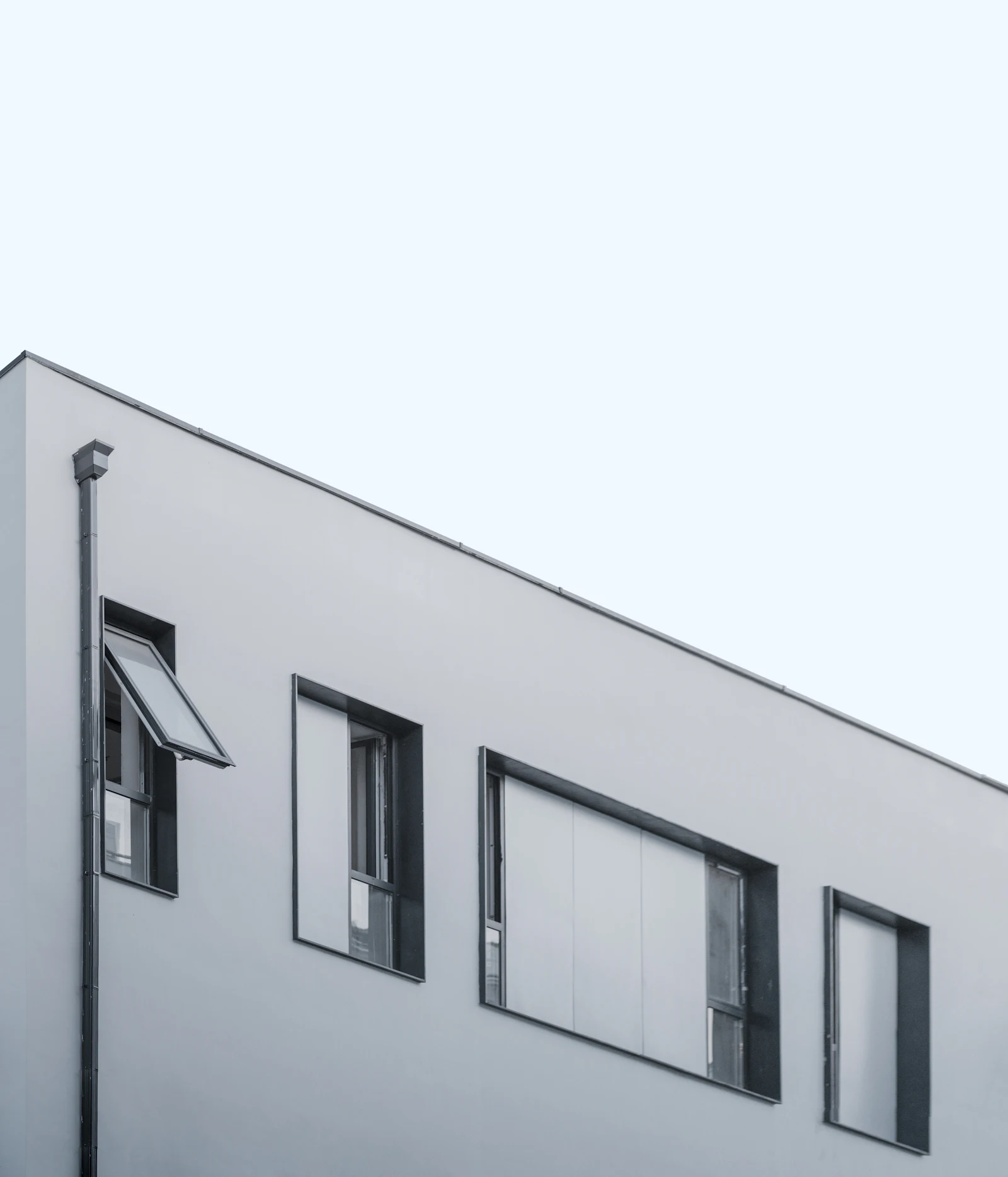 Façade moderne en aluminium et verre