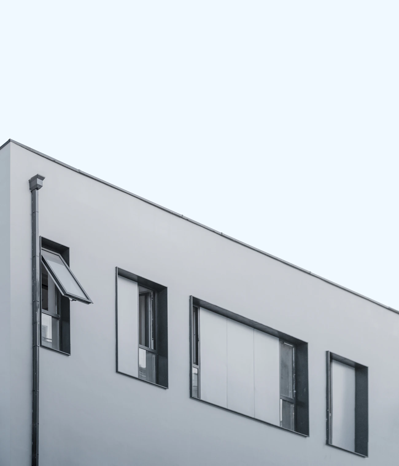 Modern homlokzat üveg- és alumíniumszerkezetekkel