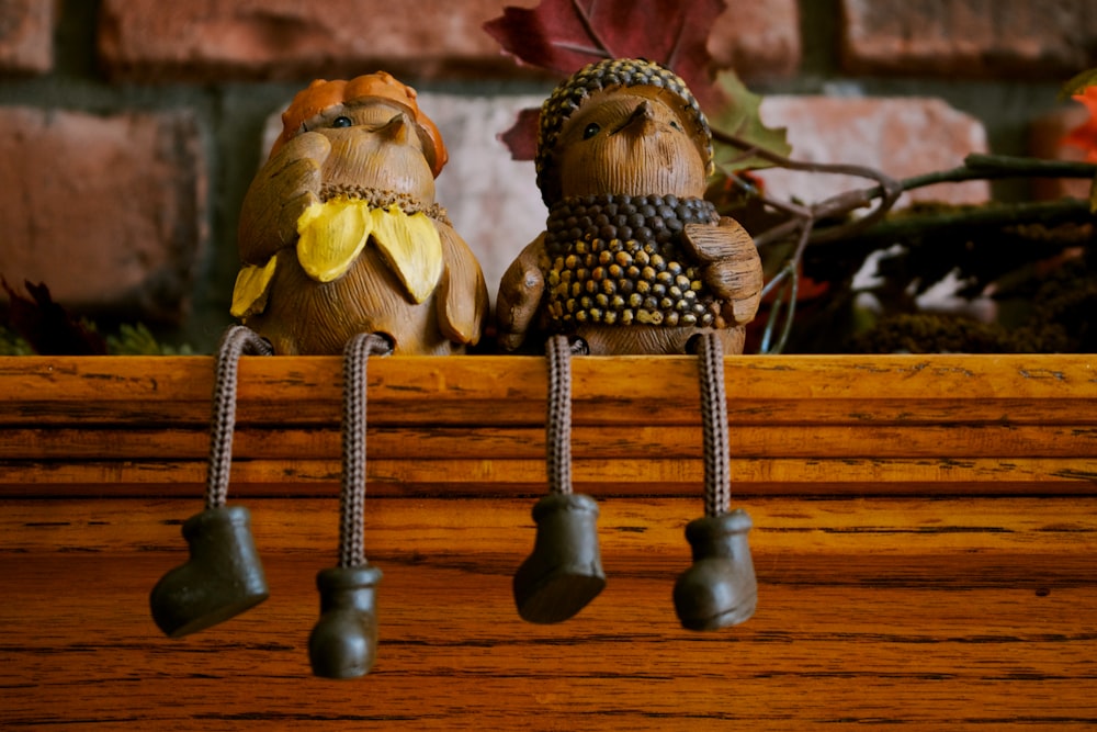 foto de enfoque superficial de figuritas de pájaros de cerámica marrón