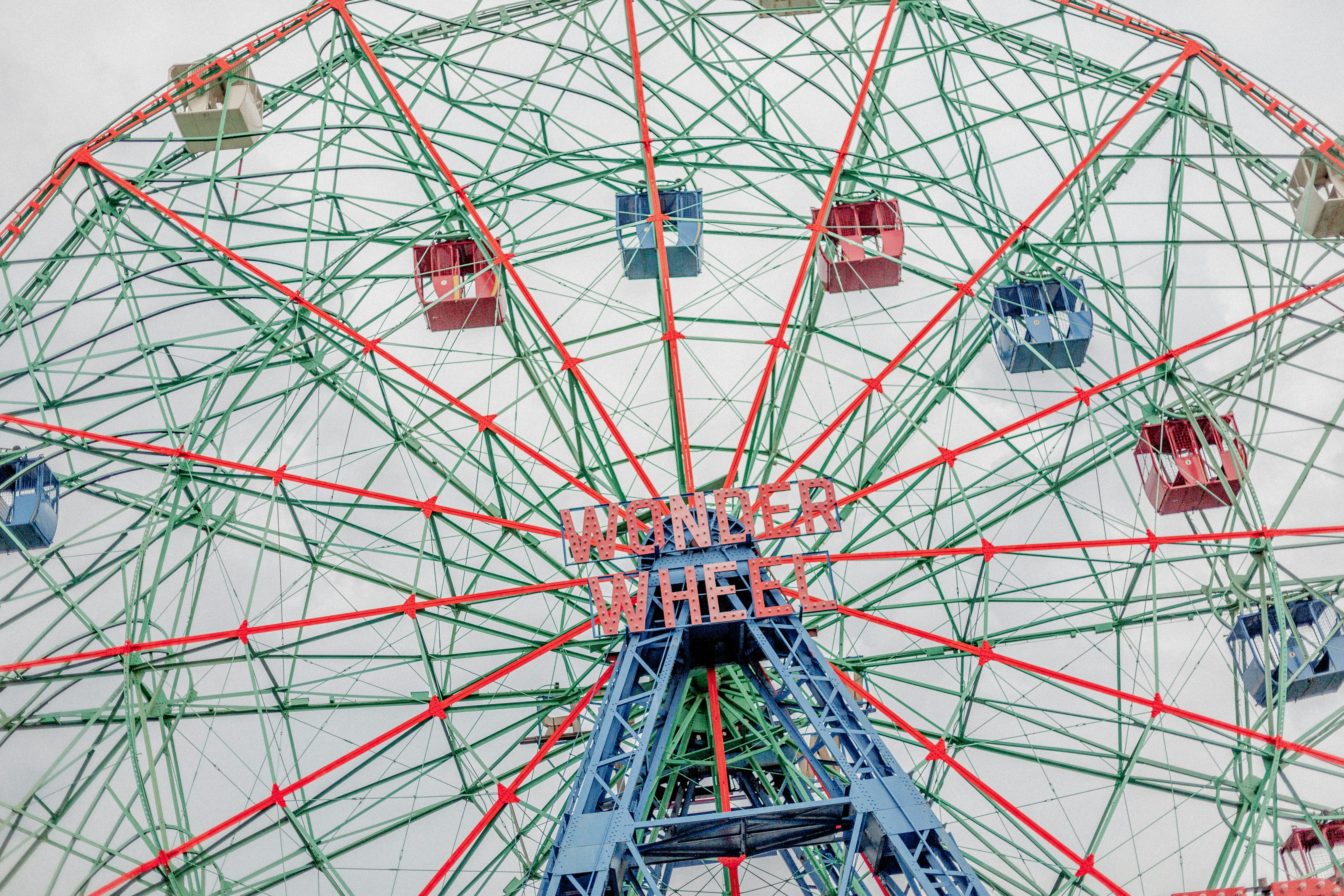 la wonder wheel di coney island, salirci è una delle cose da fare a new york