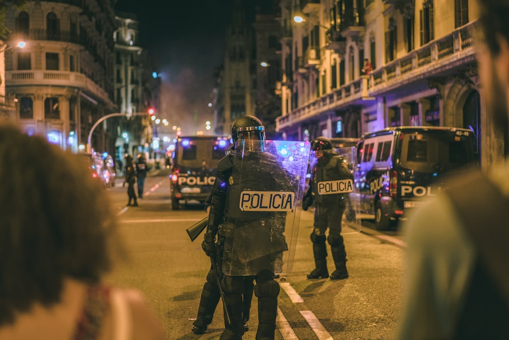 Policías cerca de edificios