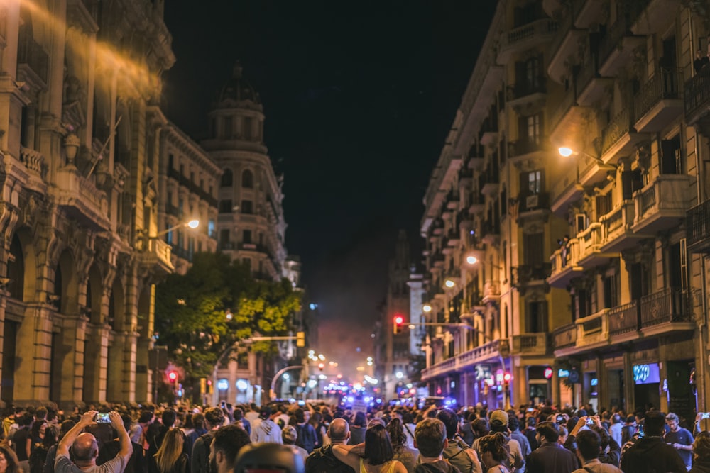 Personas paradas cerca de edificios marrones