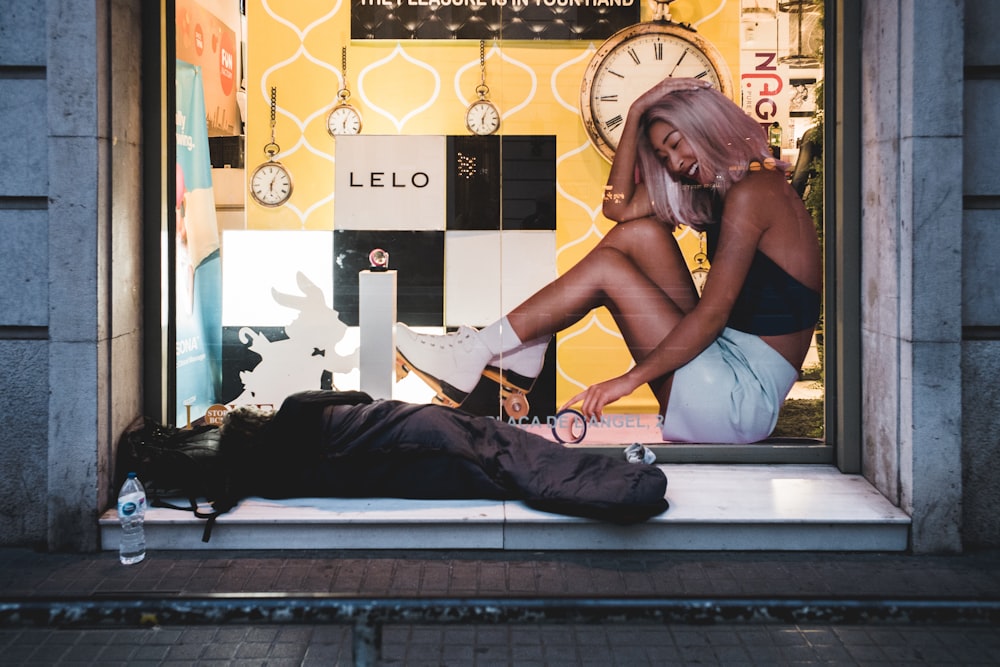 Mujer sentada junto al cristal de la ventana