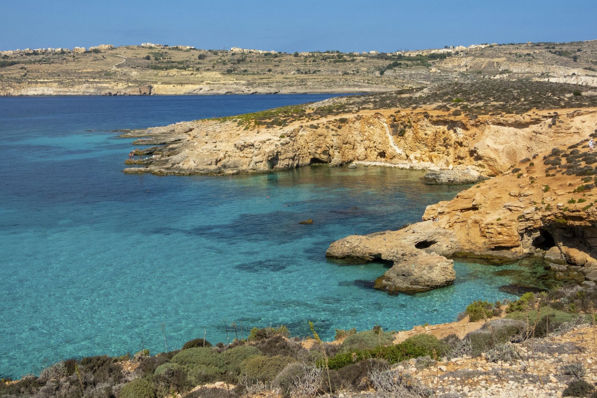 Le scogliere si stagliano sul mare azzurro della laguna blu di Malta