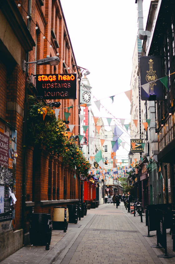 Passagem entre edifícios antigos em Dublin