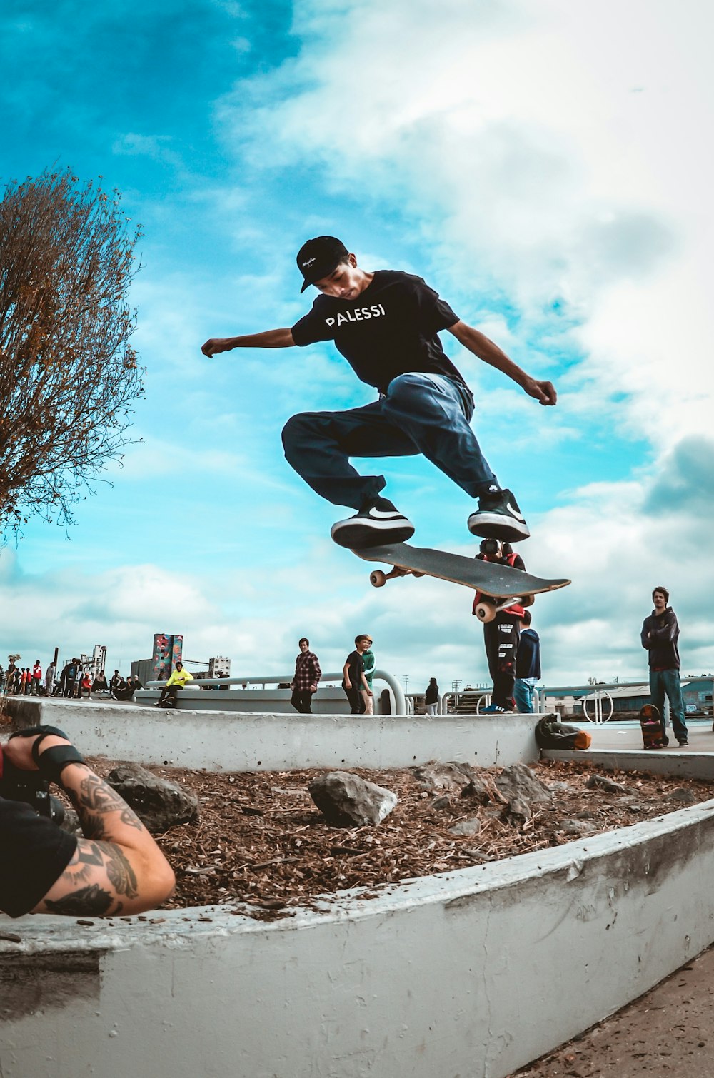 Uomo che fa trucco con lo skateboard photo – Photo Bleu Gratuite sur  Unsplash