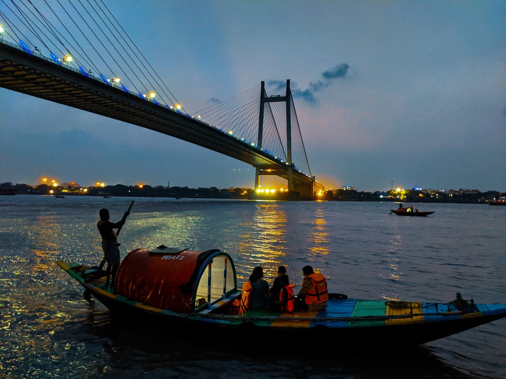 personnes faisant du bateau sur un plan d’eau pendant la journée