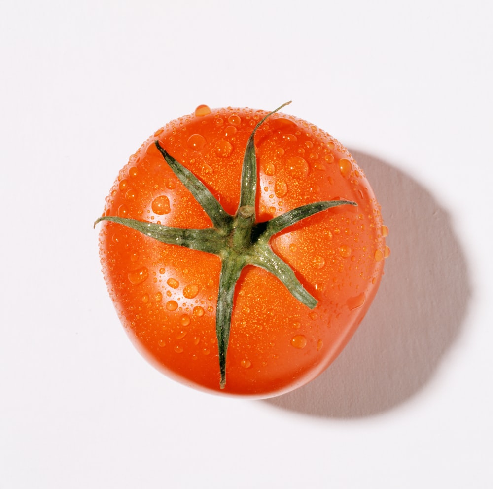 Agua sobre tomate naranja