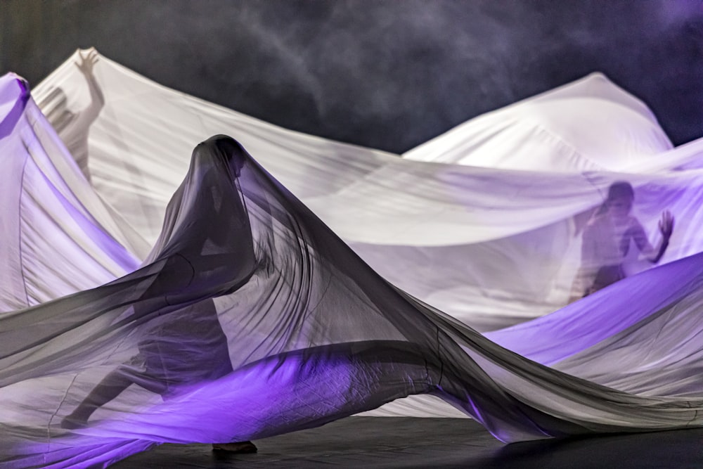 femmes sous le textile transparent blanc