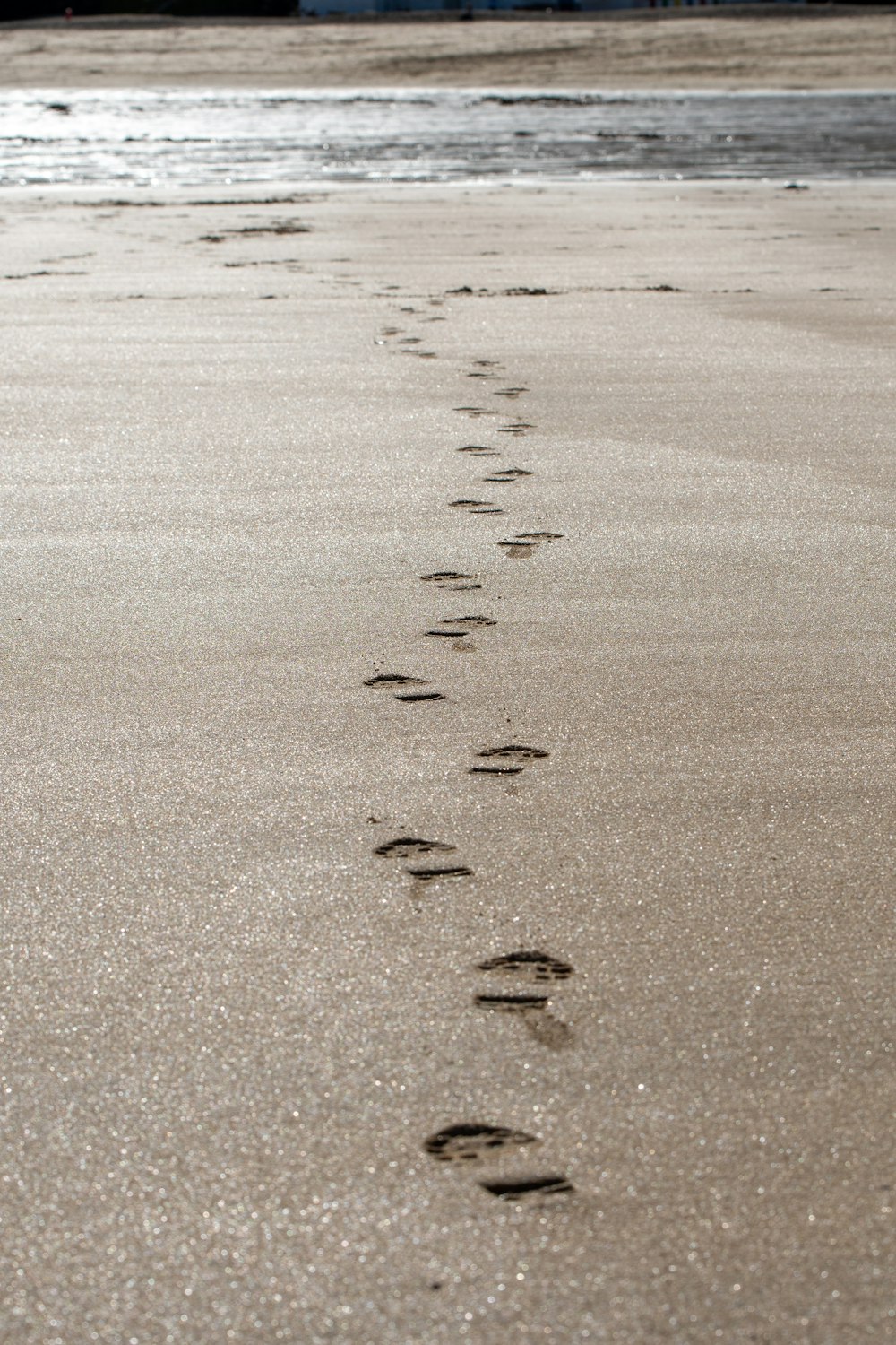 Sand mit Fußabdrücken während des Tages