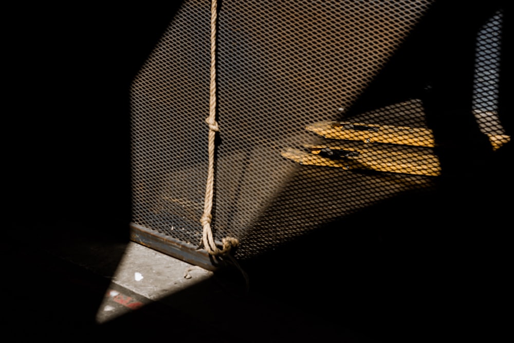 Un paraguas amarillo sentado encima de un poste de metal