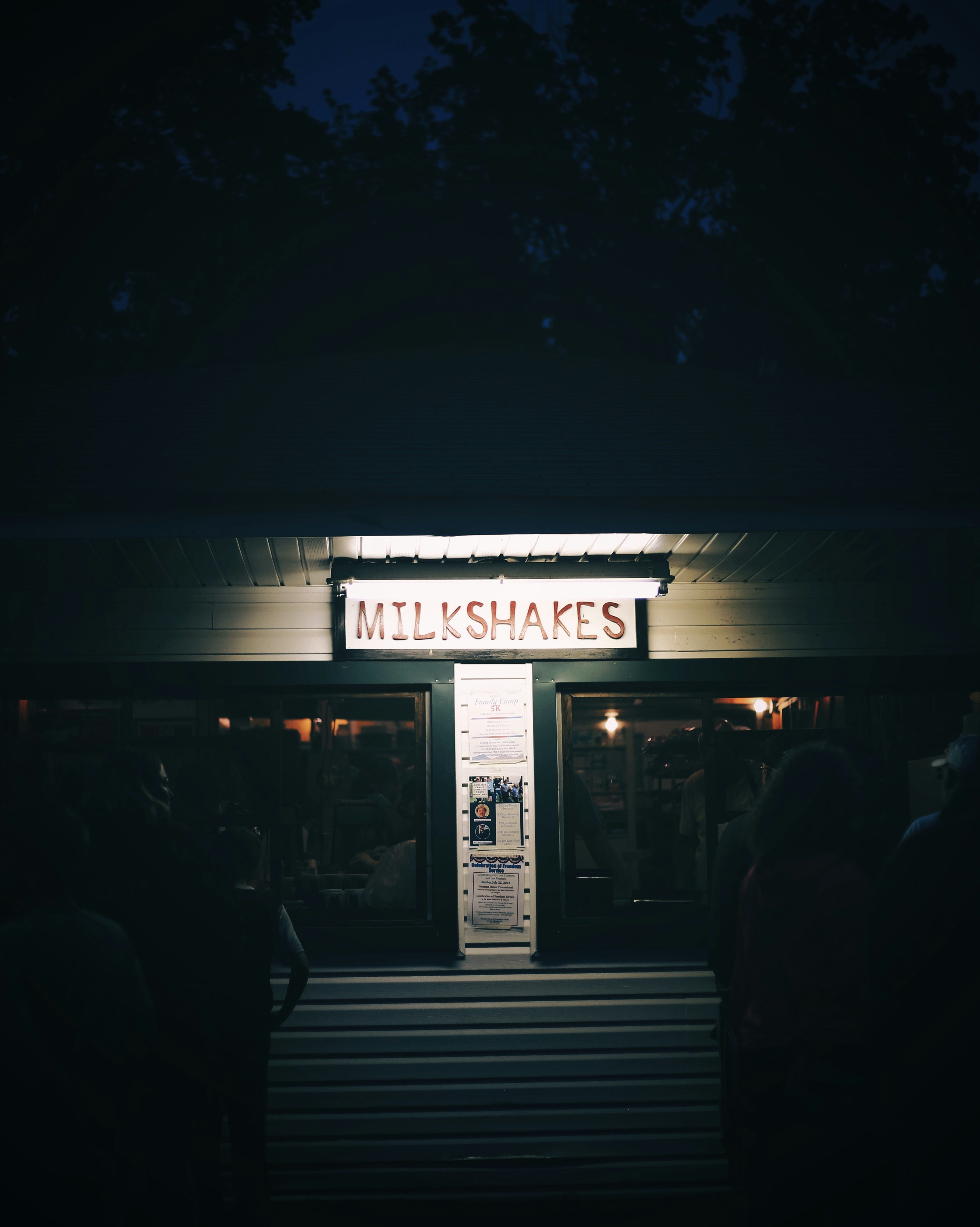 Segnaletica dei milkshake sull'edificio durante la notte