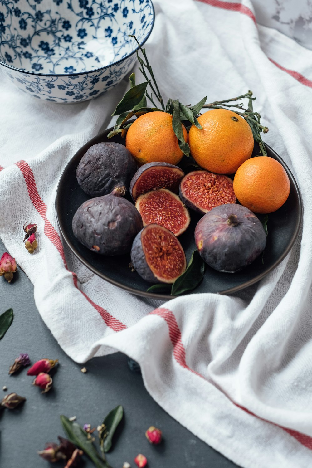 fruits ronds noirs et oranges