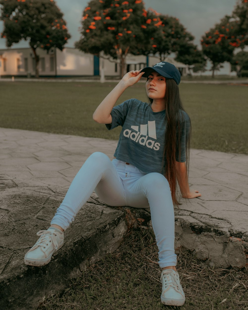 Foto mujer con camiseta adidas gris – Imagen Ropa gratis en Unsplash