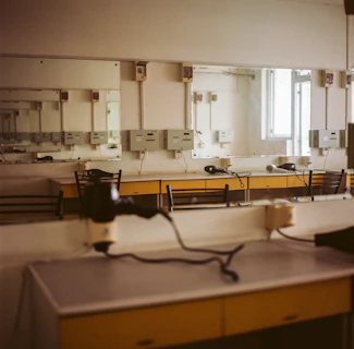Spacious training room setup with chairs and mirrors ready for a beauty workshop.