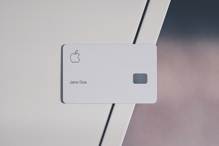 Apple Card liegt auf Tischkante