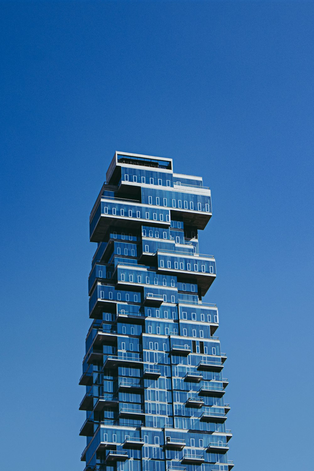 Immeuble de grande hauteur bleu