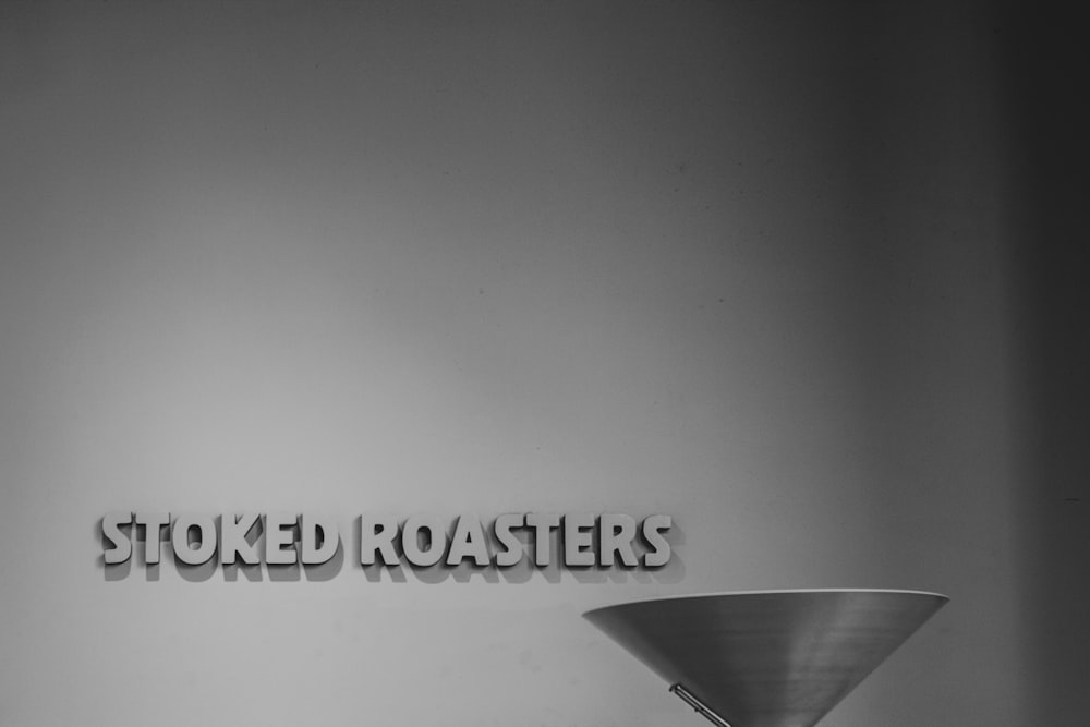 Stoked Roasters Beschilderung an der Wand