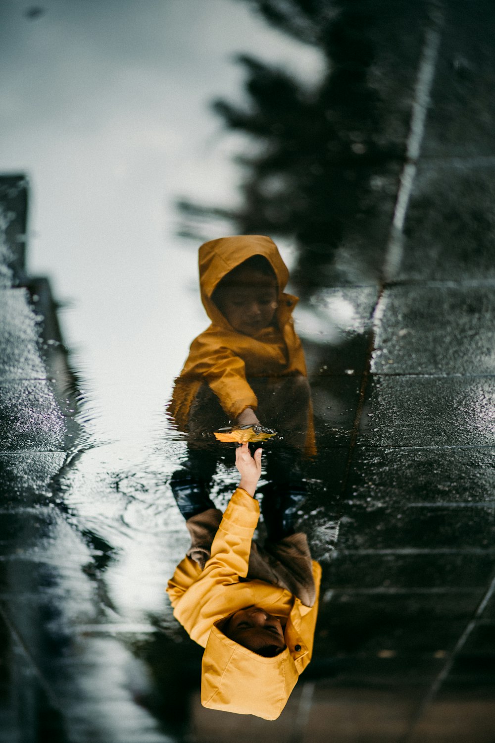 criança em capa de chuva amarela