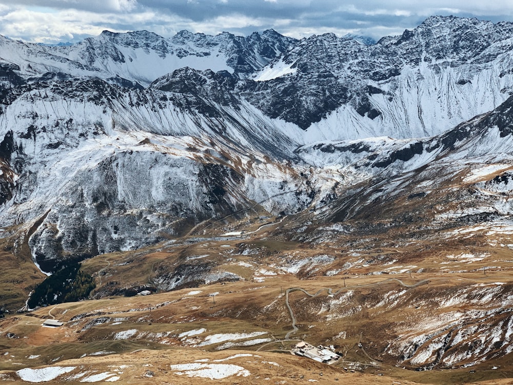 schneebedeckte Klippe