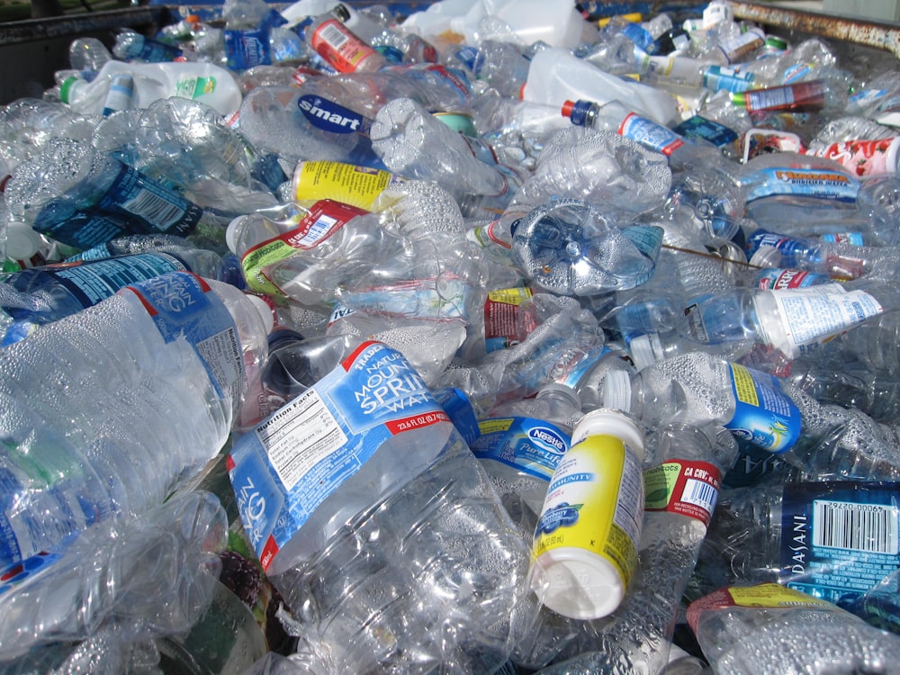 botellas de plástico con etiqueta azul