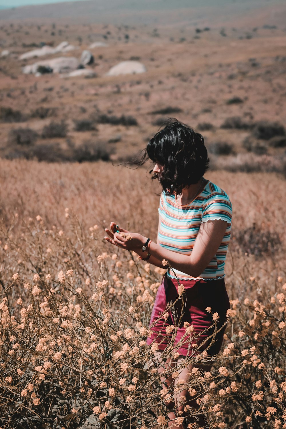 Mujer de pie en el campo de flores