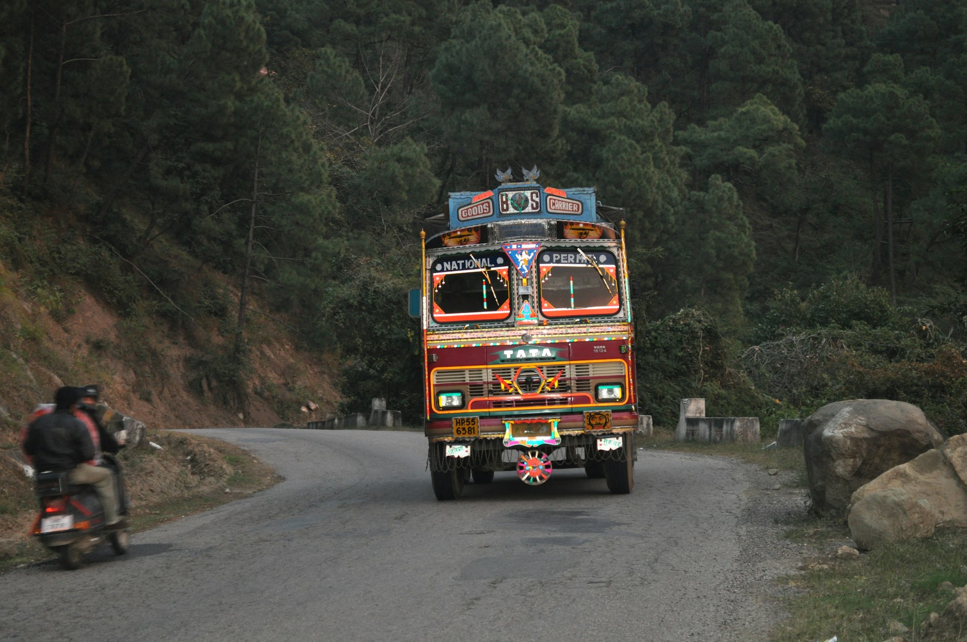 gray computer monitor