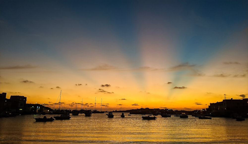 Tramonto e specchio d'acqua