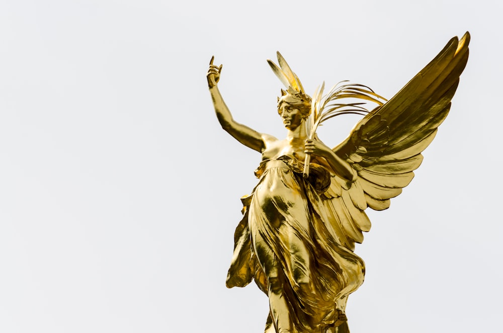 statue d’ange femelle en or
