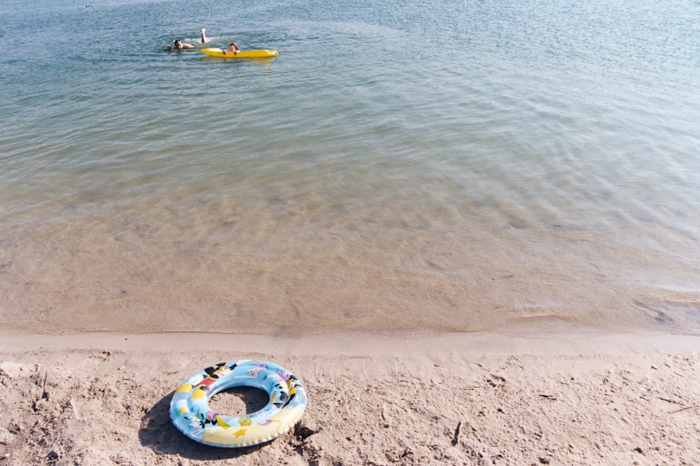 flotteur rond sur le bord de mer