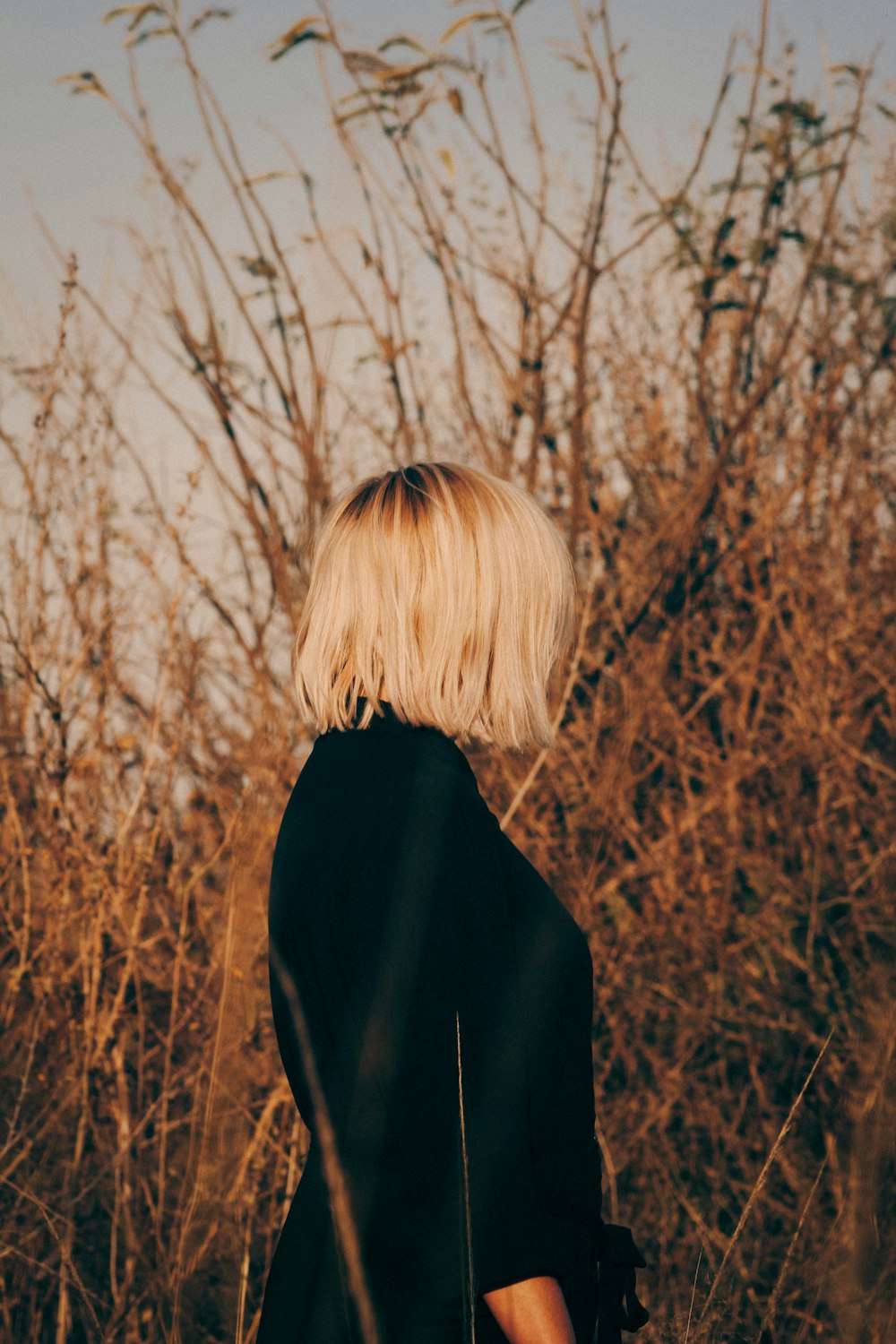 woman wearing black long-sleeved shirt