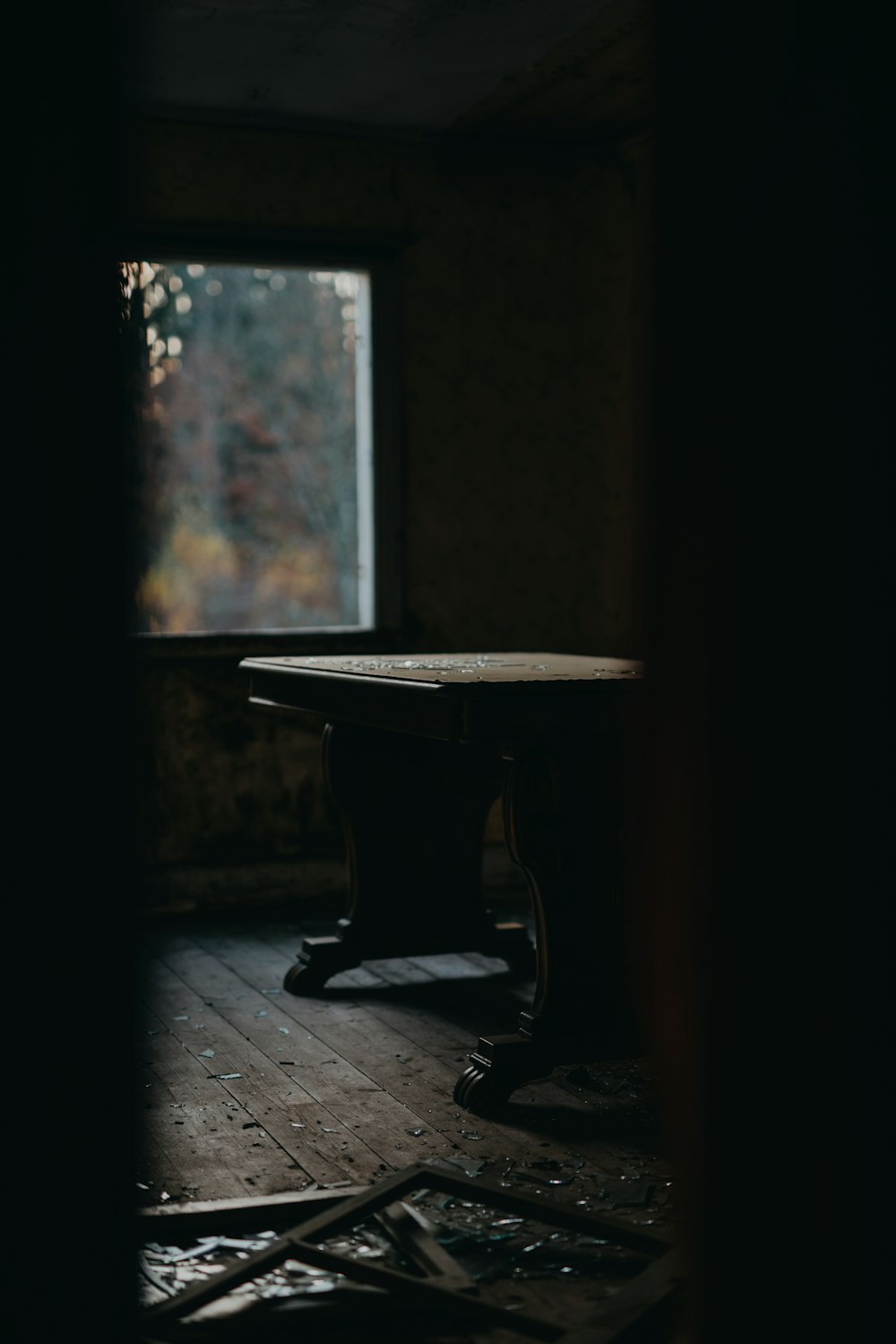 Table à manger près de la fenêtre pendant la journée