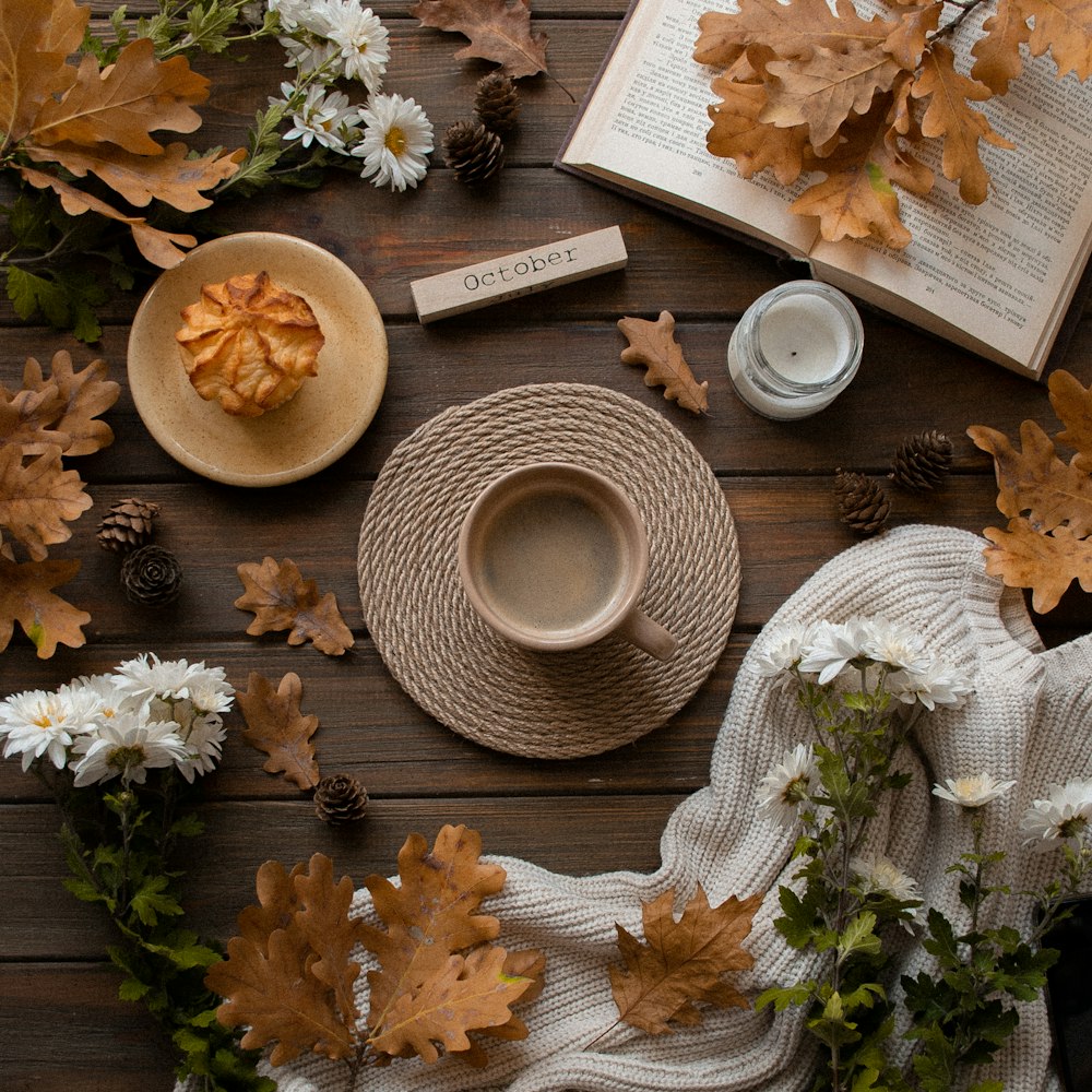 Vista superior da xícara de chá de cerâmica marrom na montanha-russa perto das folhas