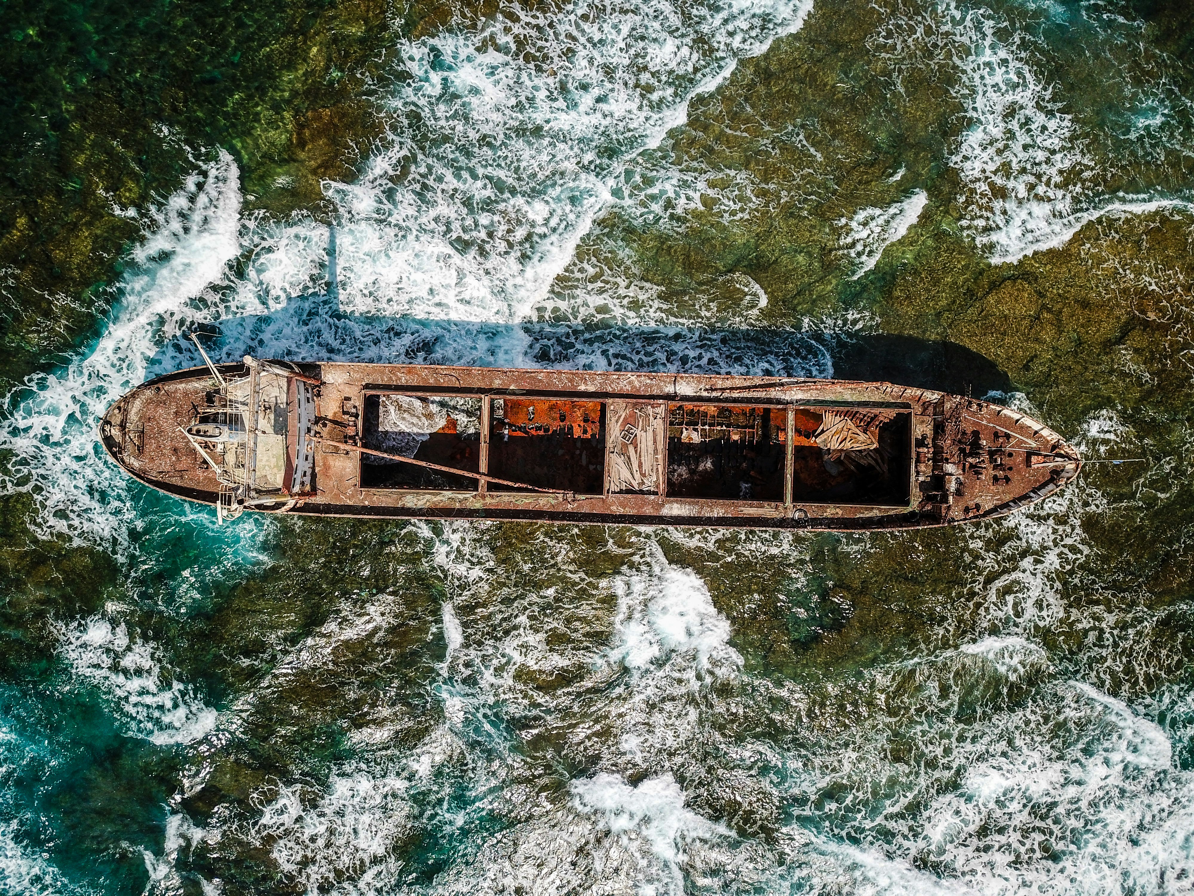Vista aérea de un bote de remos de madera marrón en la orilla