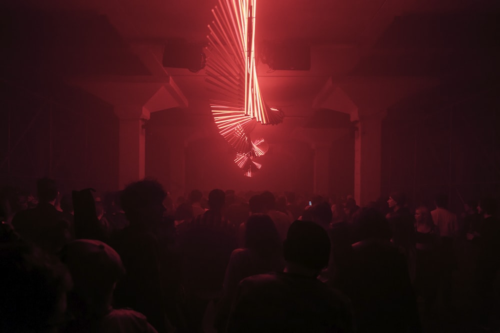Personas dentro de una habitación oscura con luz roja
