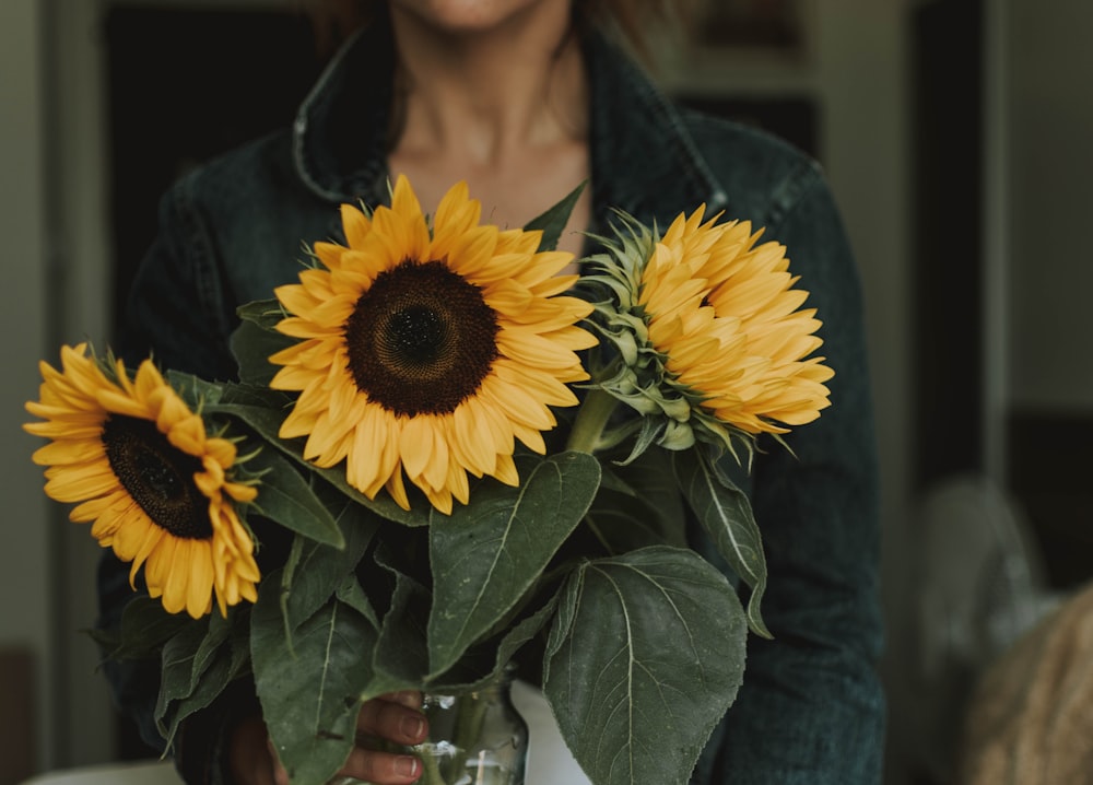 Foto flor artificial amarela e preta – Imagem de Marrom grátis no Unsplash