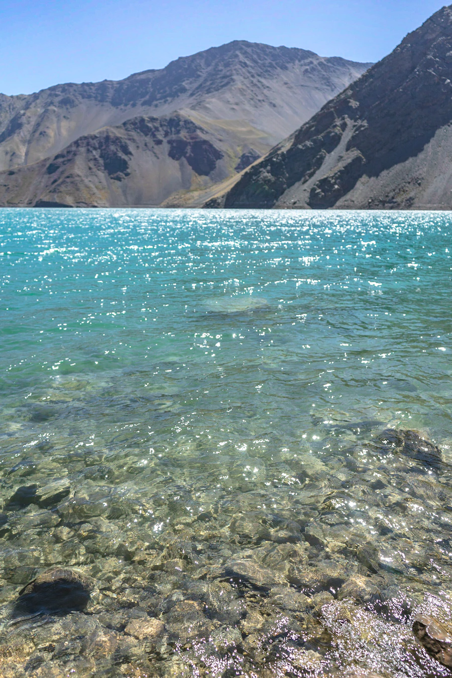 Clear blue water and mountains in daylight
