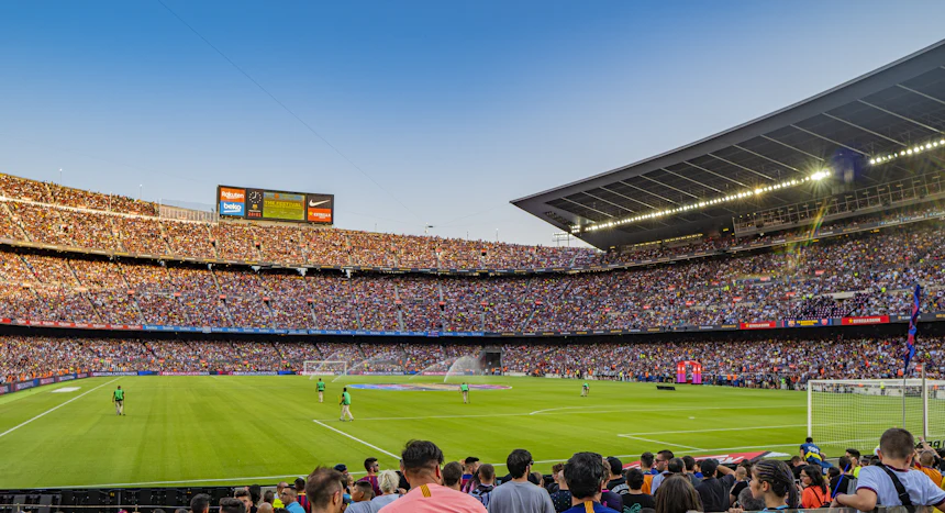 Sonniges Stadion mit Rasenplatz