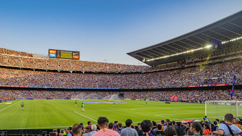 Vista de una arena de baloncesto llena durante un partido nocturno
