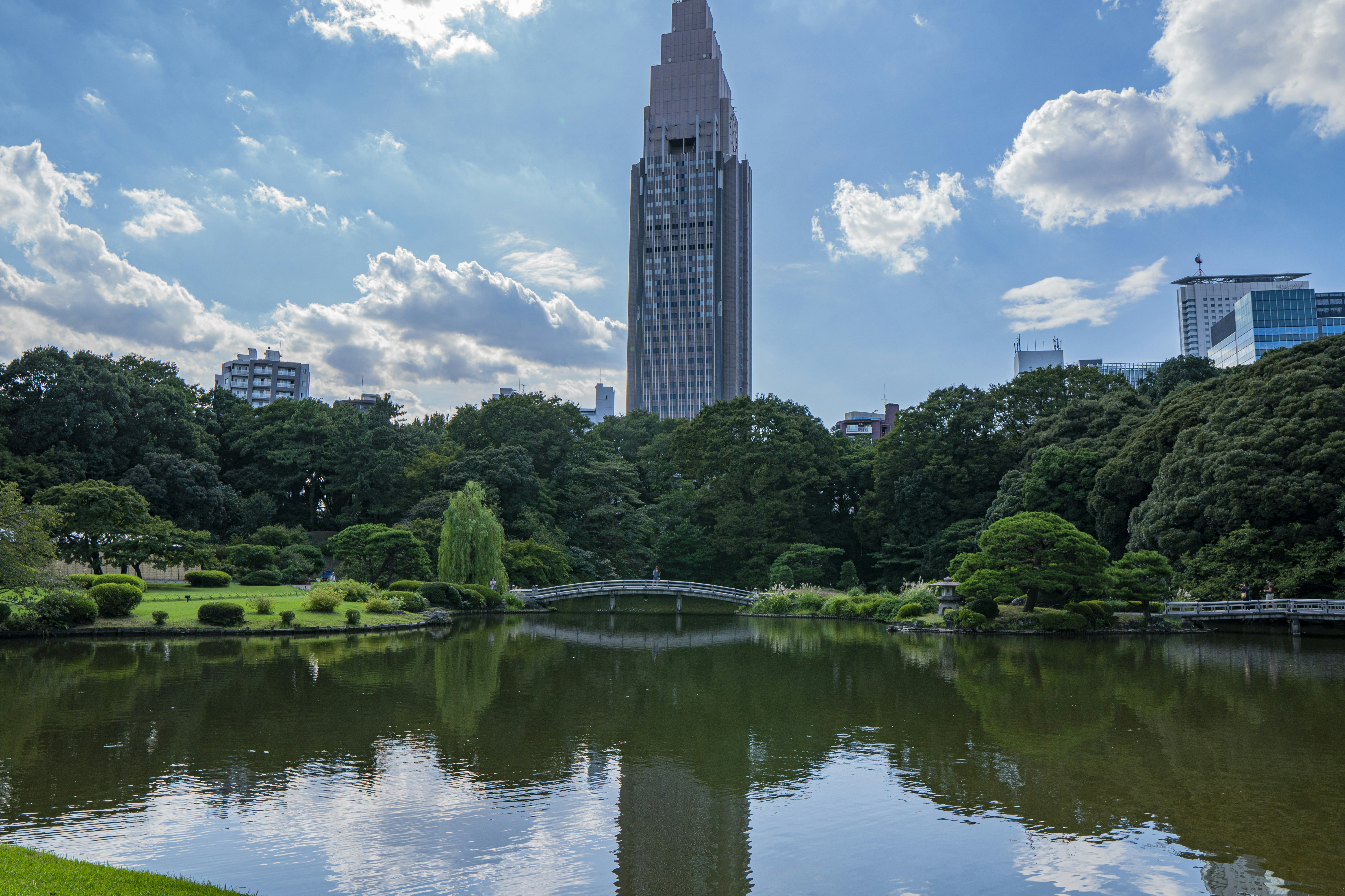 日中の都市と水域
