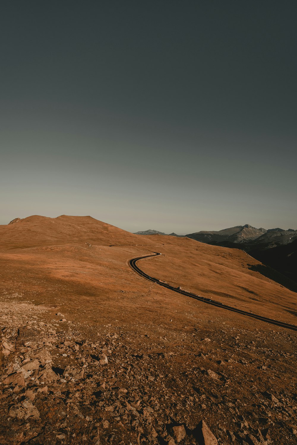 Camino en la colina durante el día