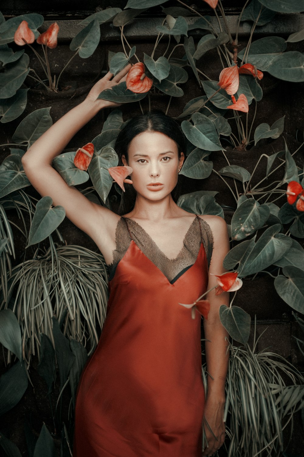 Femme en nuisette grise et rouge par Plants