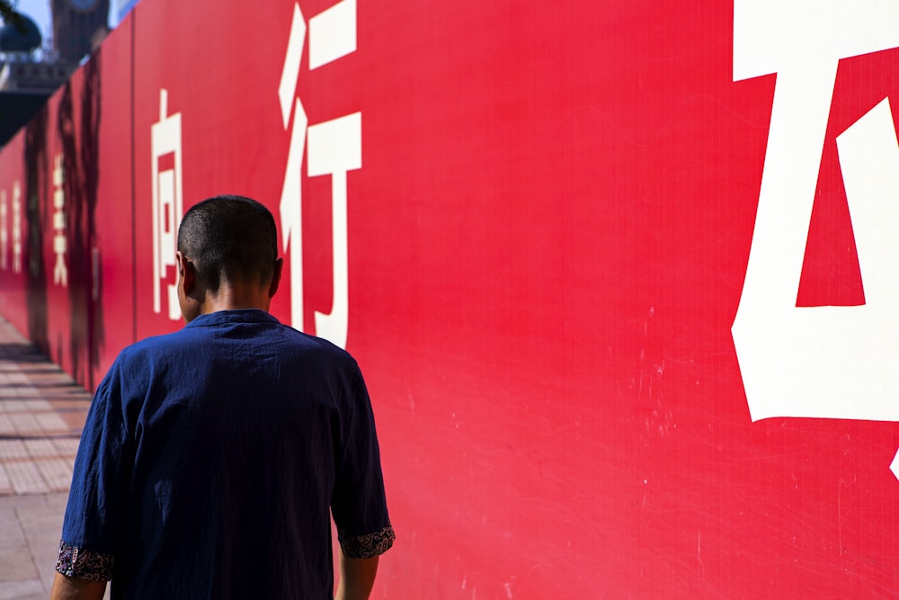 shallow focus photo of person in navy-blue T-shirt