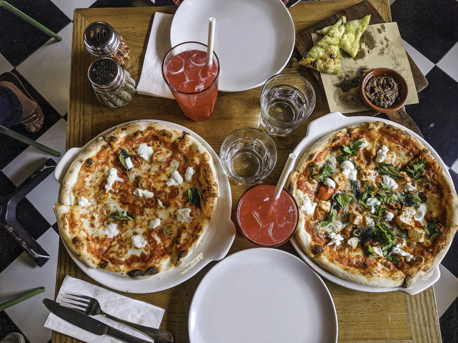 Zwei Pizzen auf einem Tisch in einer Pizzeria