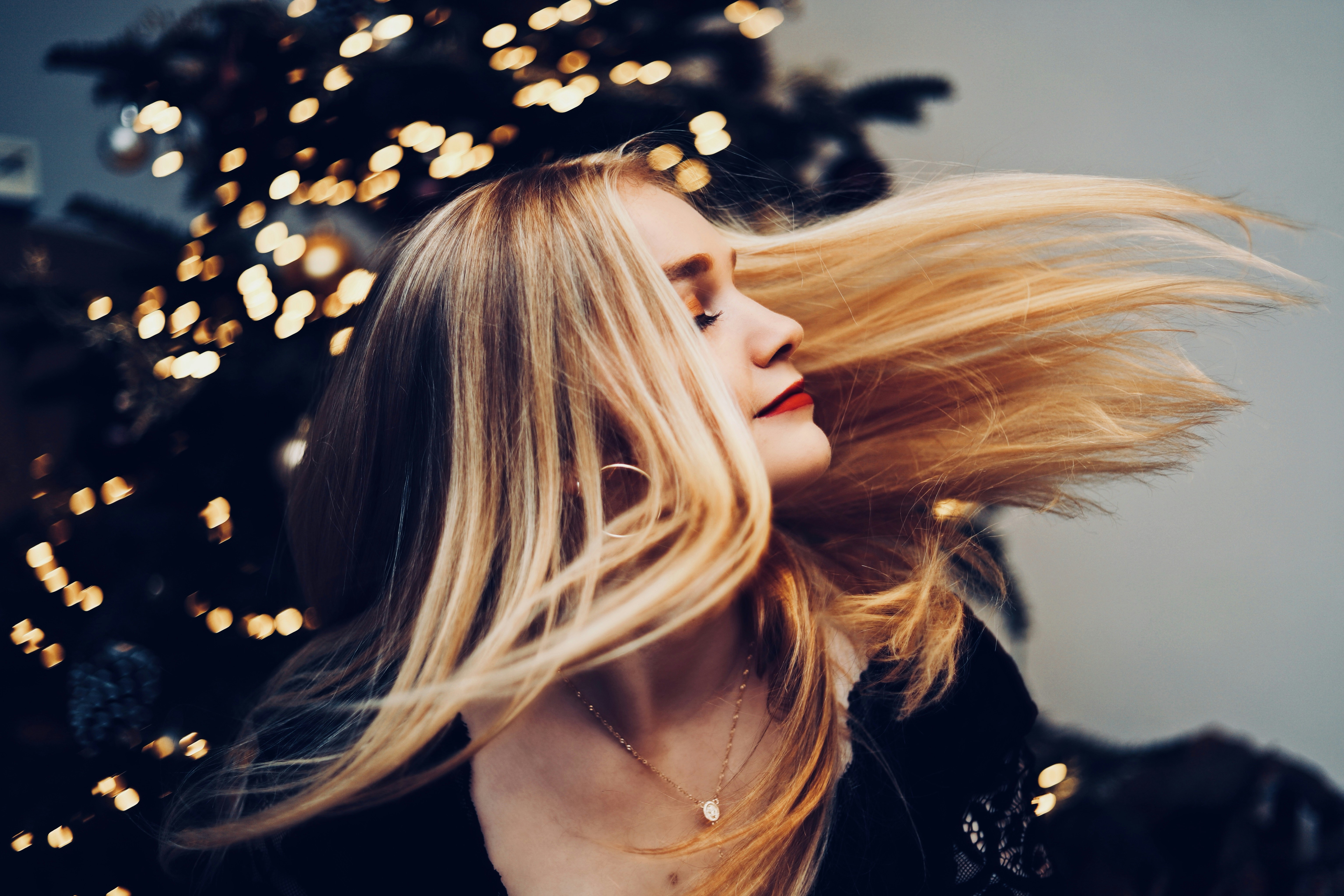 donna che indossa una collana color oro