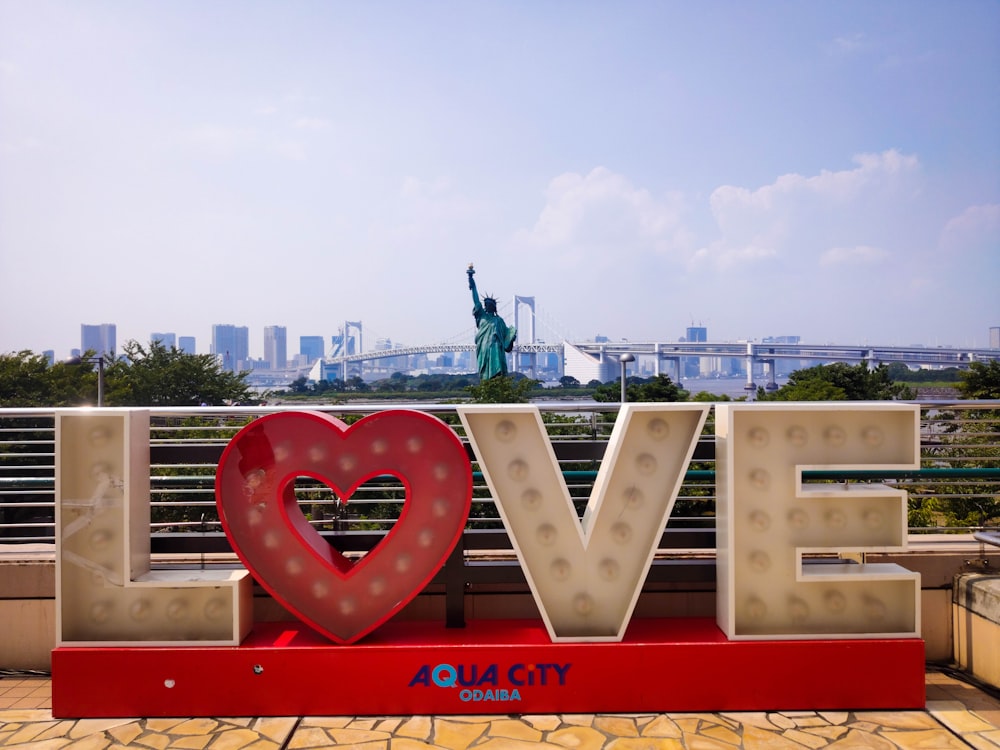 昼間の自由の女神によるLOVE照明装飾