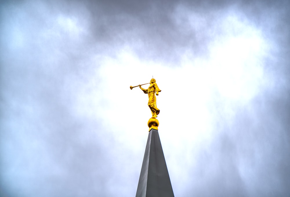 Una statua d'oro sulla cima di un edificio alto