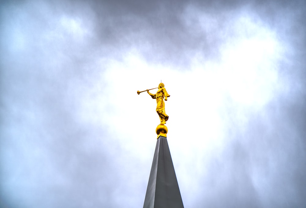 Eine goldene Statue auf einem hohen Gebäude